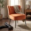 Butaca dormitorio descalzadora Zambia terciopelo naranja 57 x 72,5 x 58 cm