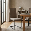 Silla de comedor Chiara tapizada en tela Marrón patas en negro 43 x 102 x 49 cm