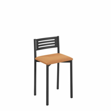 Taburete bajo con respalo Kelsa Negro asiento tapizado en tela Domus color Habana (marrón claro)