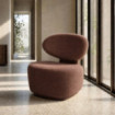 Sillón bajo sin brazos en tejido marrón chocolate y contrachapado 77 x 79 x 73 cm