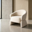 Sillón de descanso bajo de salón tapizado en tejido crema y madera 77 x 73,5 x 75 cm