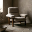 Sillón de salón con brazos tapizado en tejido bouclé beige y madera 97 x 80 x 86 cm